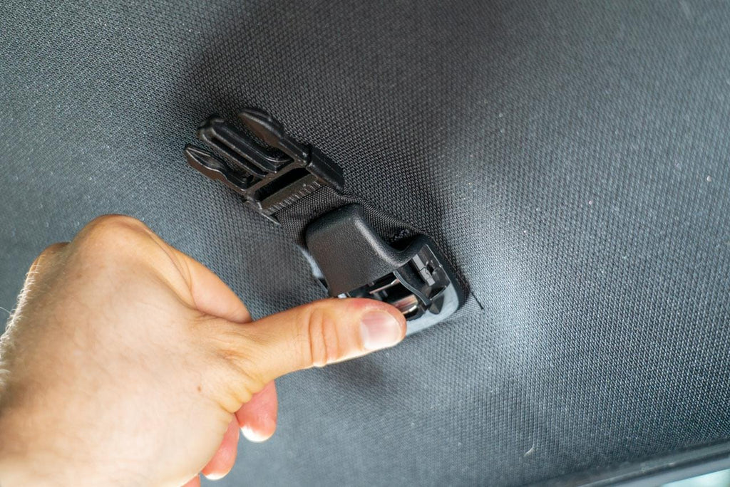 Pressing the mounting clip into the garment hook position