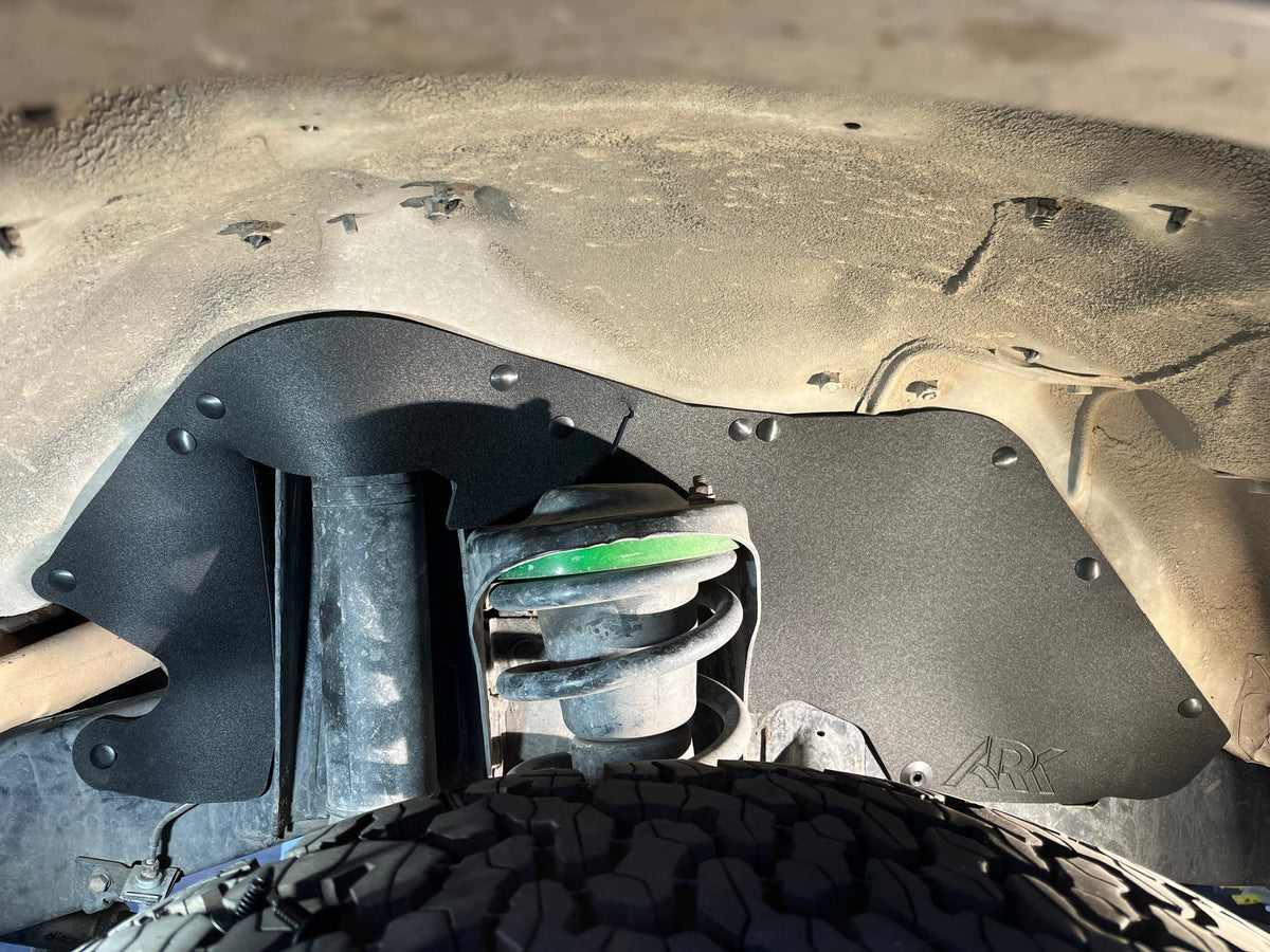 Ark rubber splash guard filling the gap above the front tire of a Land Cruiser FZJ80